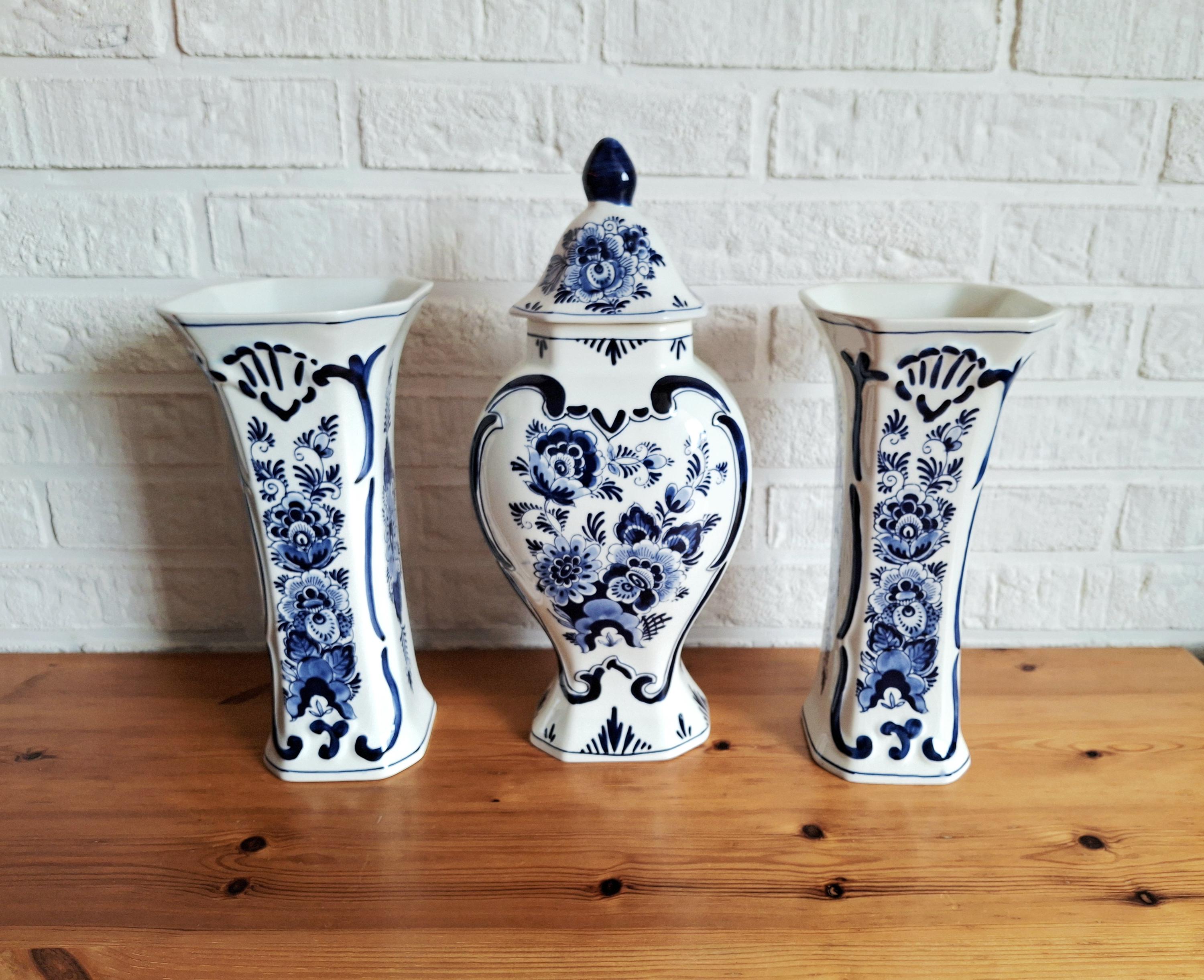 Delft Blue vase set with floral motif by Konig, Lidded ginger jar and 2 vases