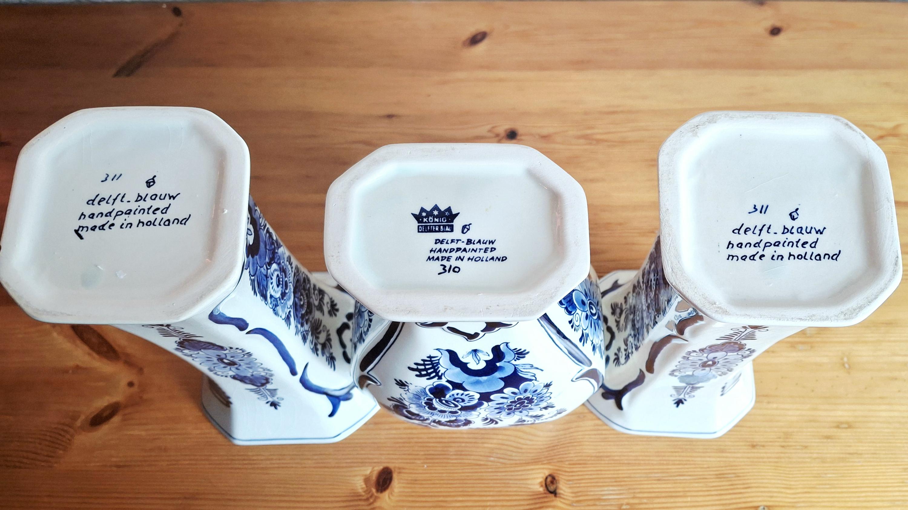 Delft Blue vase set with floral motif by Konig, Lidded ginger jar and 2 vases