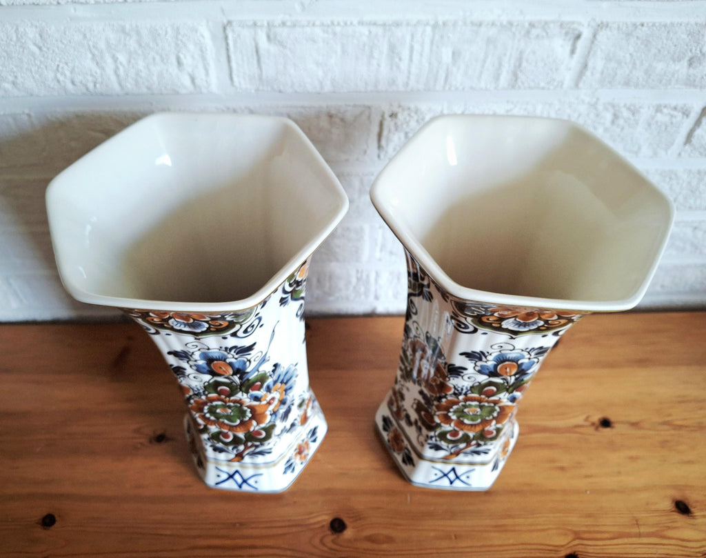 Delft polychrome cabinet set, Dutch vases