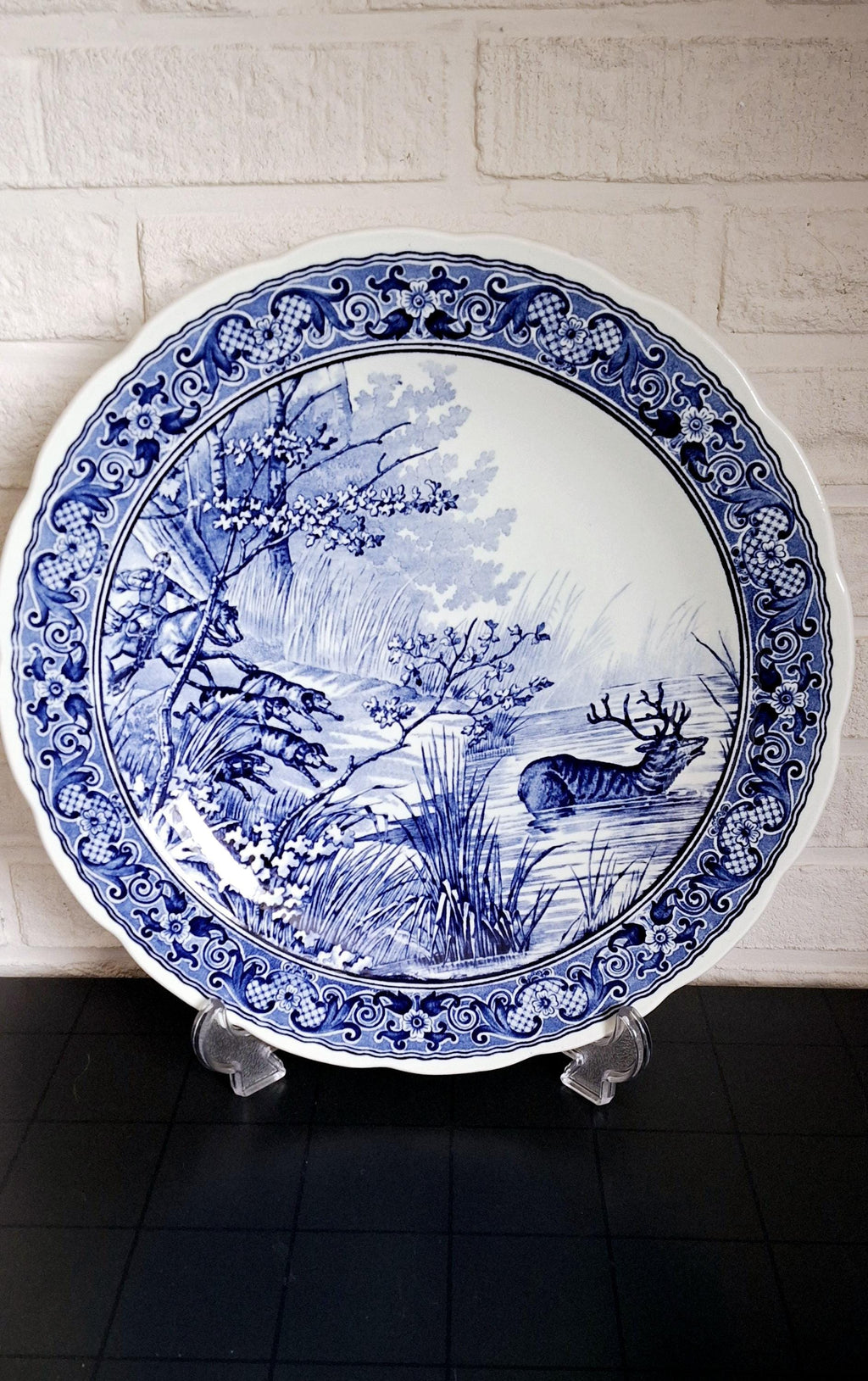 Large Delft Blauw Royal Sphinx plate, Hunting scene