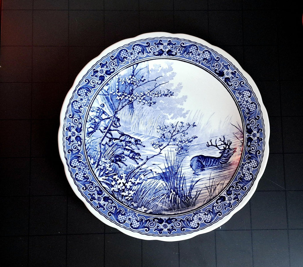 Large Delft Blauw Royal Sphinx plate, Hunting scene