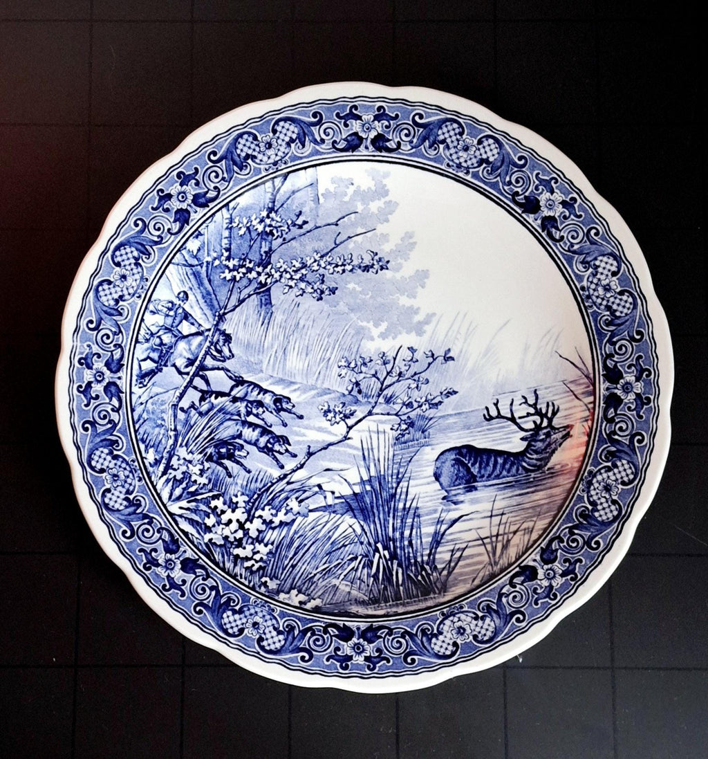 Large Delft Blauw Royal Sphinx plate, Hunting scene