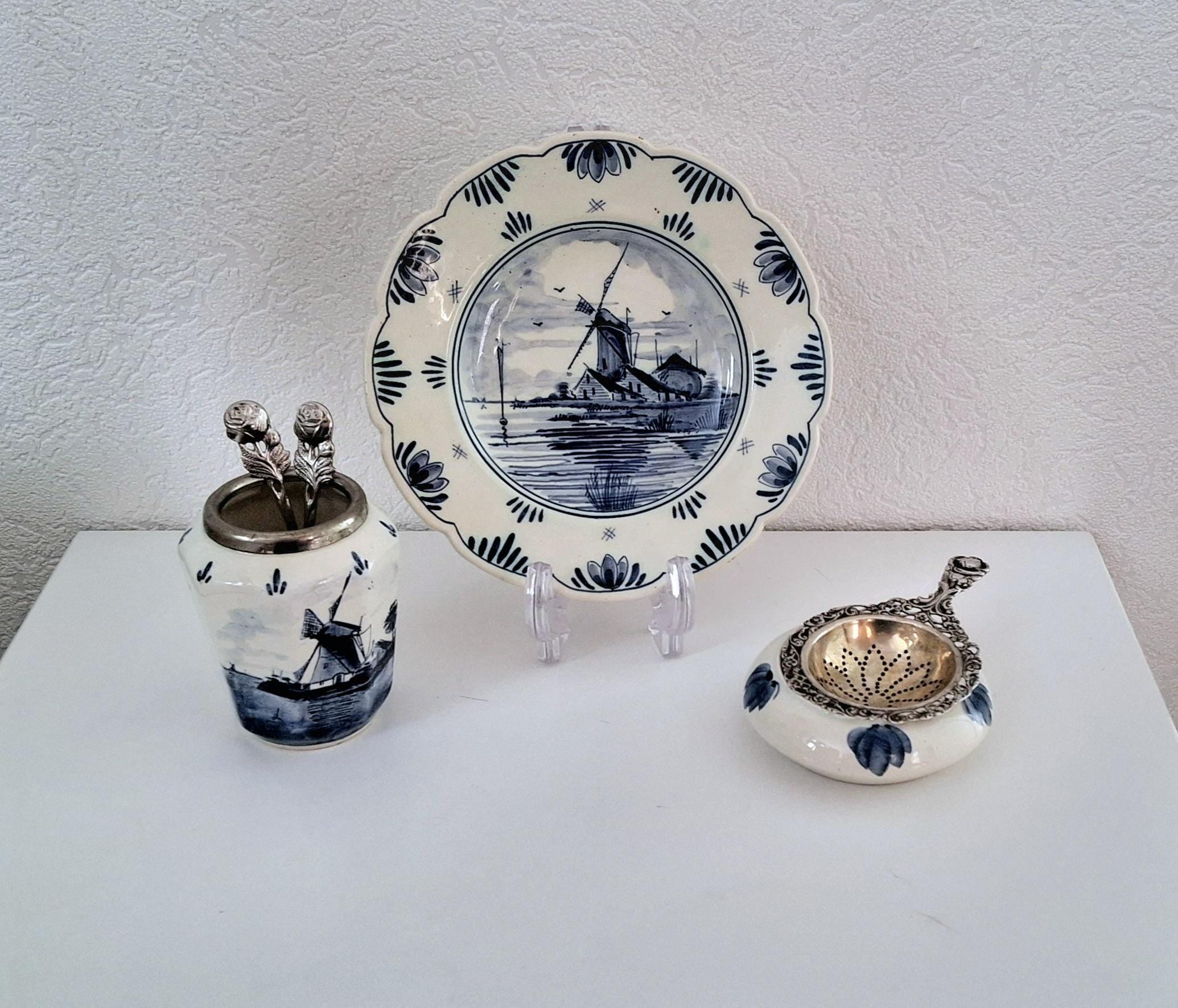 Delft blue and white tea set, tea strainer, drip tray, spoon vase