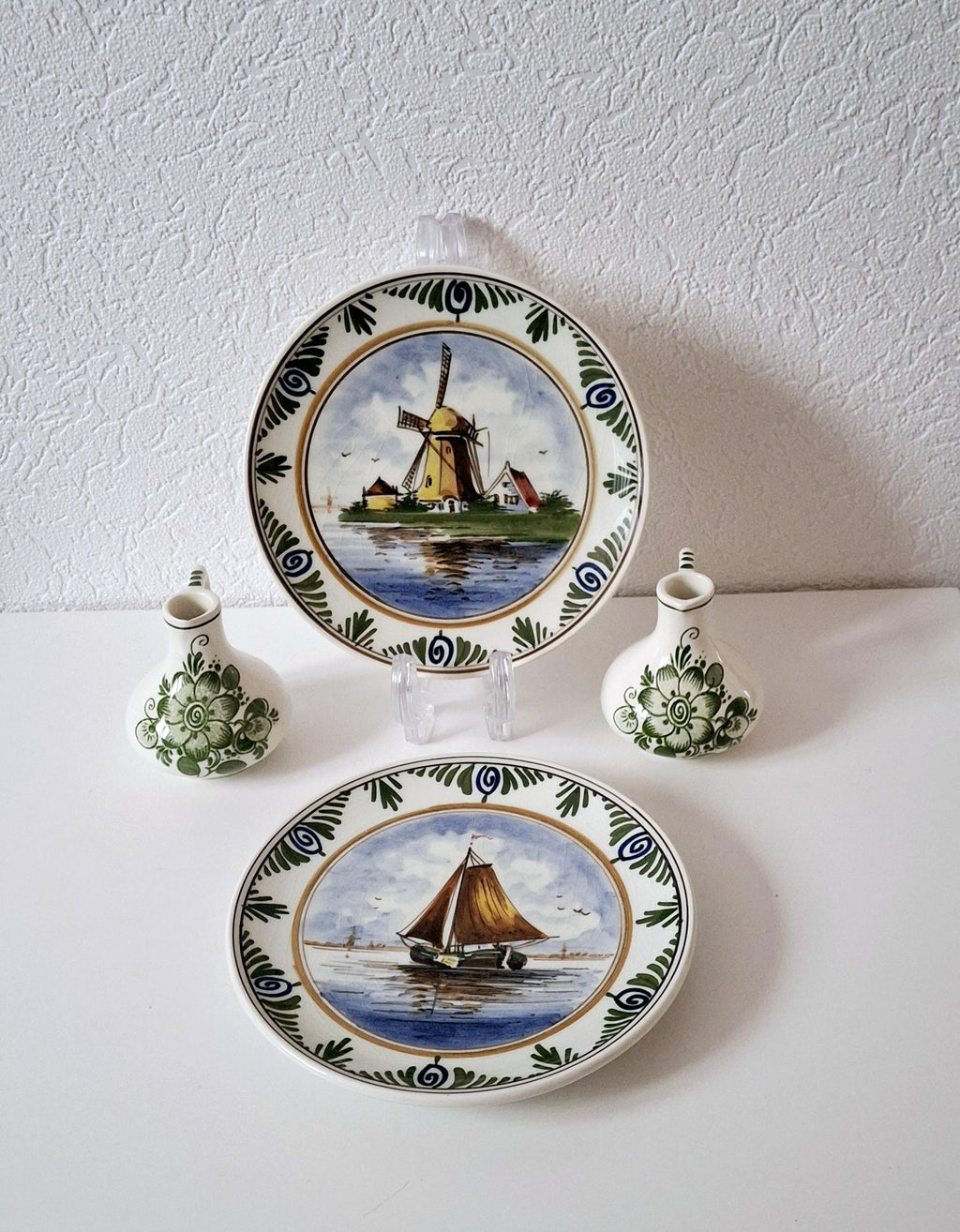 Charming dutch ceramic set, two decorative ceramic plates and two small pitchers