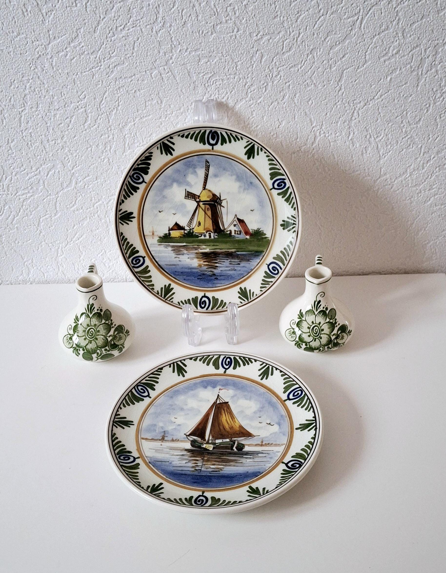 Charming dutch ceramic set, two decorative ceramic plates and two small pitchers