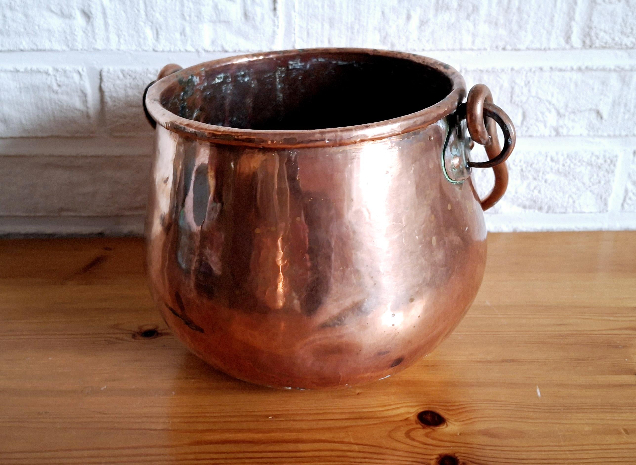 Set of two French copper pots
